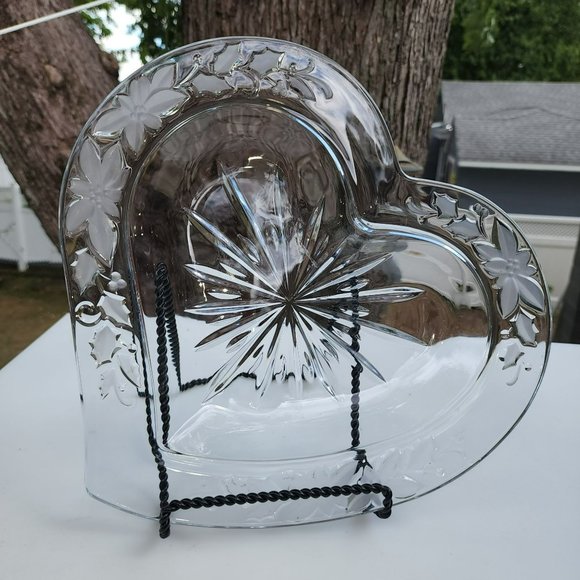 Mikasa Vintage Crystal Heart Shape Dish Frosted Raised leaves 13in - Picture 7 of 12